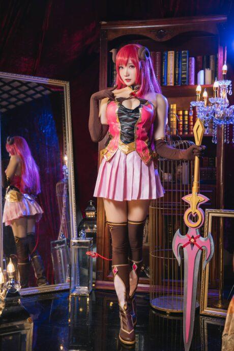 公主连结！瓜希酱COS：演绎性感教师支仓伊绪的魅惑魅力
