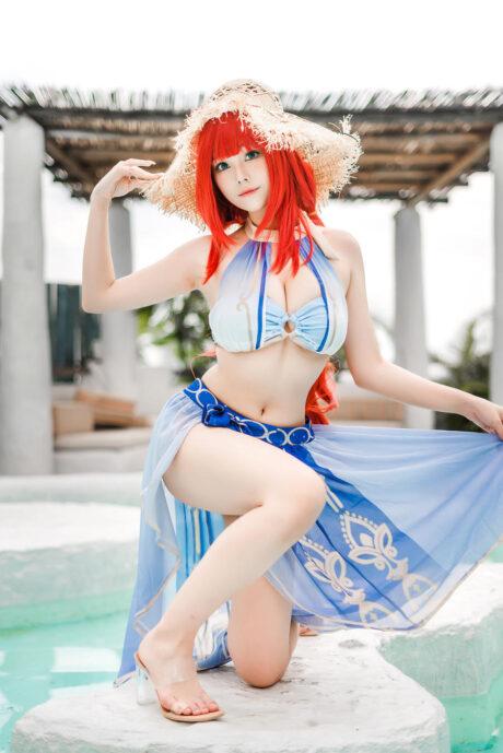 原神蜜汁猫裘COS：演绎夏日水岸泳装版妮露的灵动与优雅
