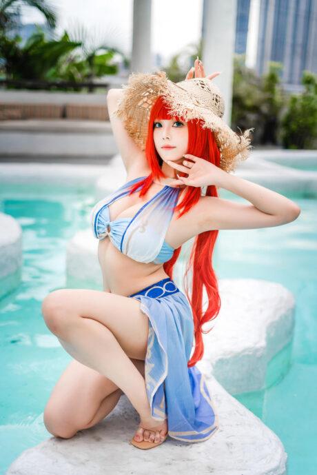 原神蜜汁猫裘COS：演绎夏日水岸泳装版妮露的灵动与优雅