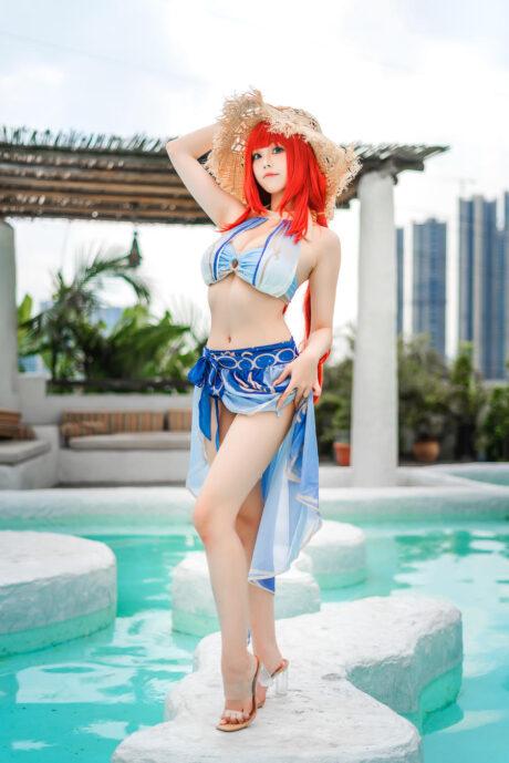原神蜜汁猫裘COS：演绎夏日水岸泳装版妮露的灵动与优雅