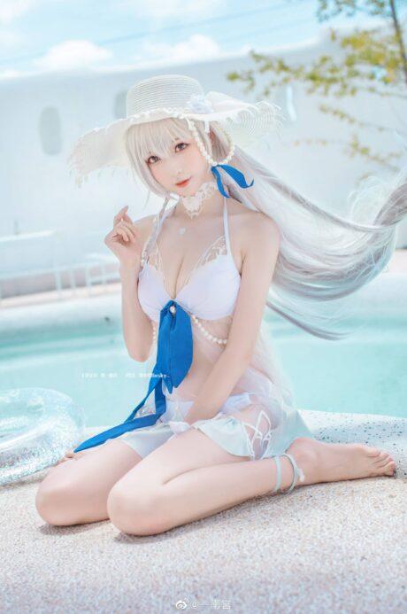 “天鹅少女”的夏日假期：小南宫泳装源千雪cos惊艳整个盛夏