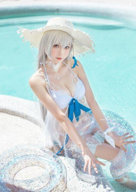 “天鹅少女”的夏日假期：小南宫泳装源千雪cos惊艳整个盛夏