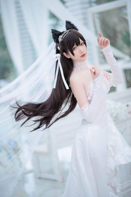 小南宫爱宕COS：演绎碧蓝航线婚纱版舰娘的温柔与诱惑