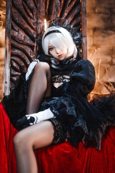 尼尔机械纪元蜜汁猫裘COS：演绎花嫁尤尔哈2B的性感与冷酷