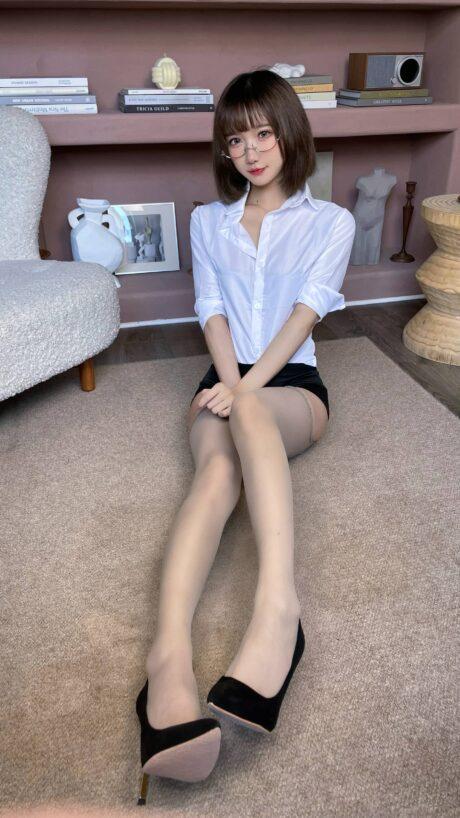 灰丝OL风采尽显：阿包也是兔娘办公室女郎COS魅力四射