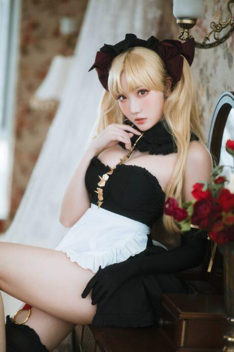 瓜希酱女仆艾蕾COS：展现FGO神秘冥界女神的魅惑与温柔