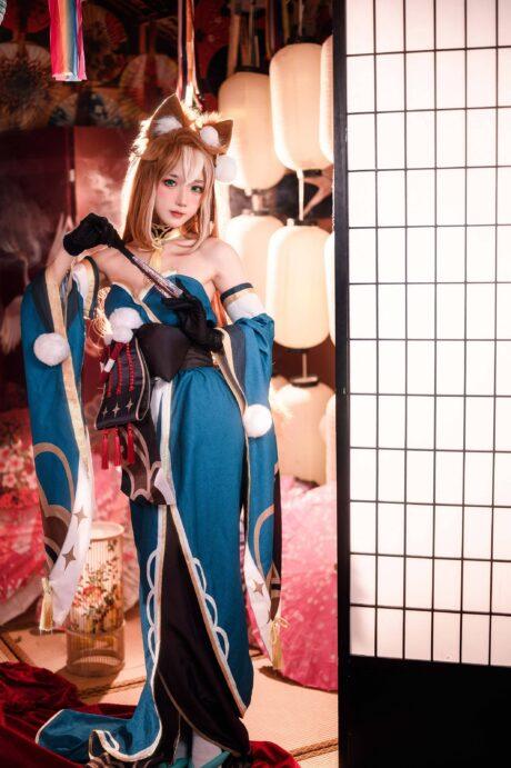 阿包也是兔娘希娜小姐COS：诠释原神虚构女神的性感与优雅