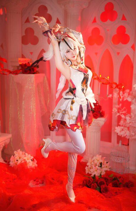 Sally Dorasnow椿COS：演绎鸣潮黑夜玫瑰的性感与神秘