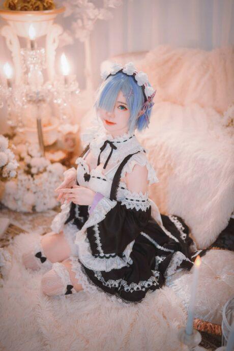 Sally Dorasnow蕾姆COS：温柔与魔力并存的异世界梦幻之美