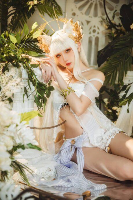 明日方舟瓜希酱COS：完美演绎泳装版白金的优雅与冷酷
