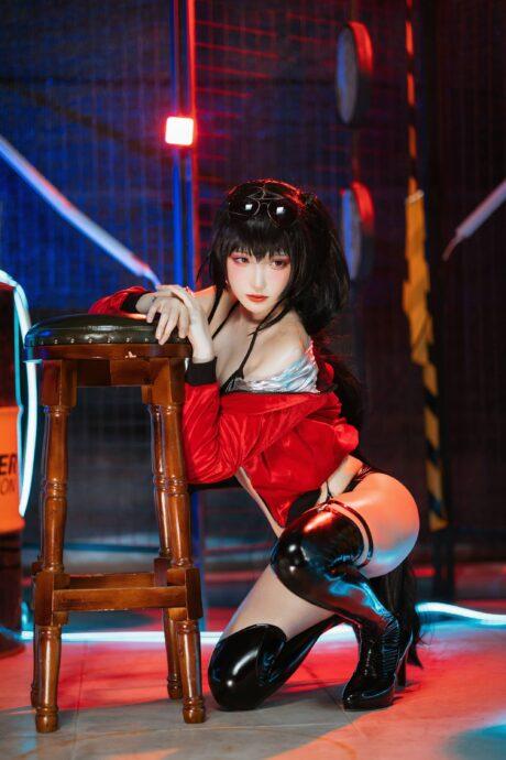 瓜希酱赛车版大凤COS：展现碧蓝航线赛道女神的气场与性感