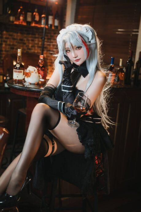 碧蓝航线cos系列：瓜希酱欧根亲王COS性感漂亮沉醉于夜