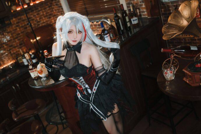 碧蓝航线cos系列：瓜希酱欧根亲王COS性感漂亮沉醉于夜