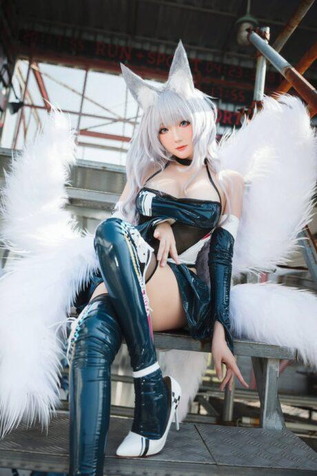 碧蓝航线信浓COS：瓜希酱演绎赛车风情，优雅与热情共舞