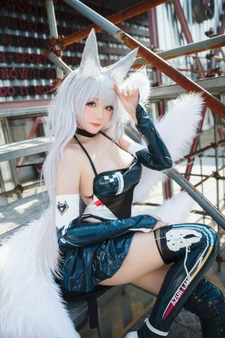 碧蓝航线信浓COS：瓜希酱演绎赛车风情，优雅与热情共舞