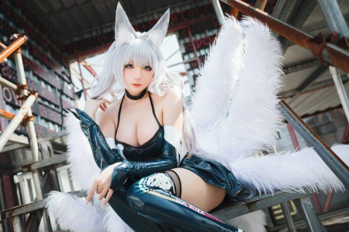 碧蓝航线信浓COS：瓜希酱演绎赛车风情，优雅与热情共舞