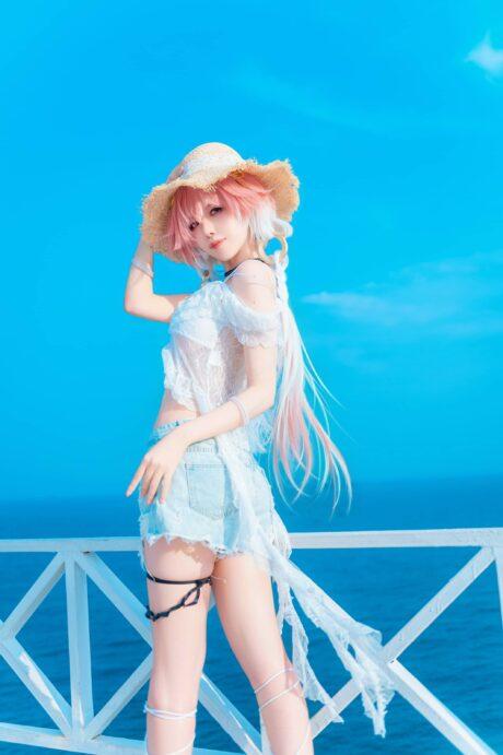 鸣潮cos系列：Shika小鹿鹿长离COS沉醉爱琴海的浪漫