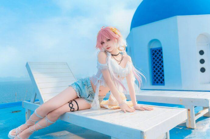 鸣潮cos系列：Shika小鹿鹿长离COS沉醉爱琴海的浪漫