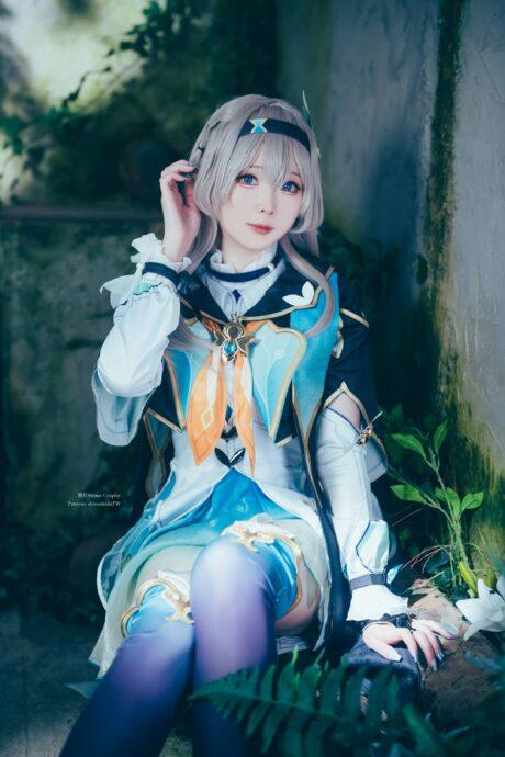 从星穹铁道到现实：霜月shimo流萤COS柔美与神秘双重魅力