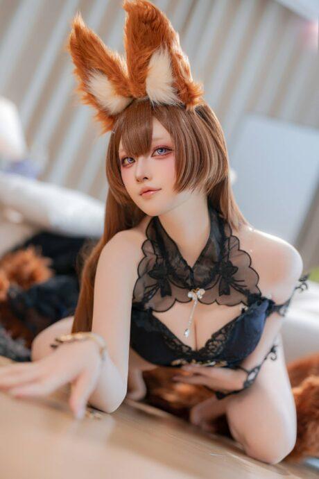 优雅与魅惑的双重奏：屿鱼YukakoCOS精彩演绎礼服版天城