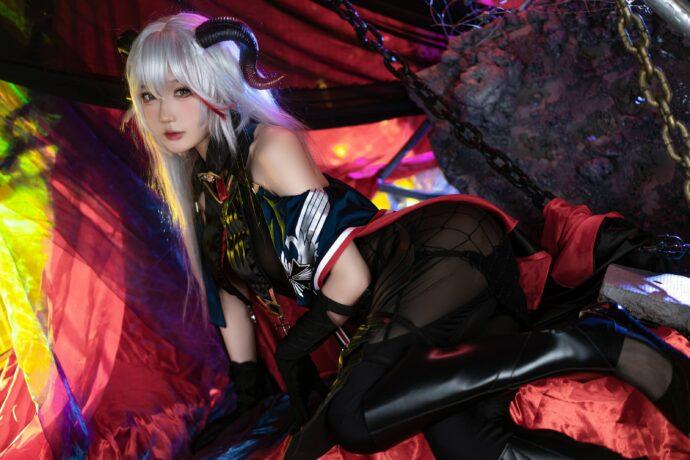 埃吉尔降临：阿包也是兔娘COS碧蓝航线舰娘的冷艳与性感