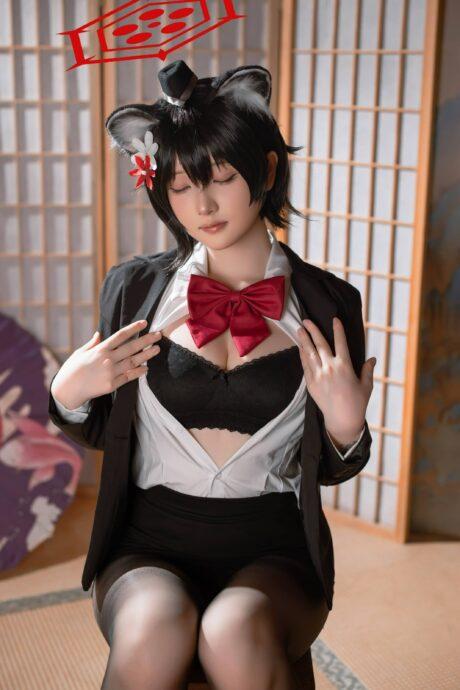 屿鱼Yukako春日椿COS：困意中的可爱与守护者的双面人生