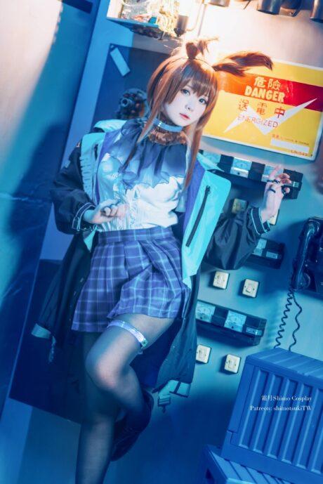 明日方舟霜月shimoCOS：阿米娅在蓝紫光中展现温柔与决心