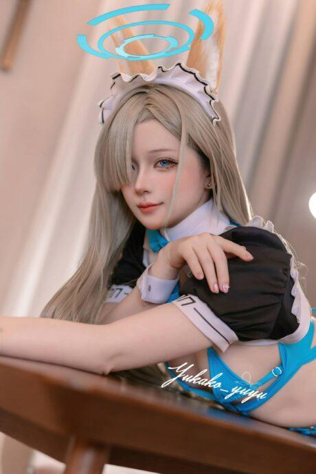 灵动与性感的融合：屿鱼YukakoCOS完美诠释蔚蓝档案明日奈