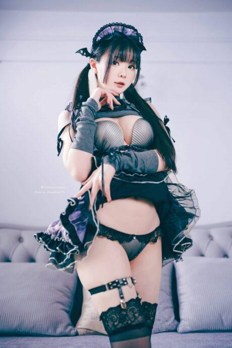 甜美与危险的邂逅：霜月shimo恶魔女仆COS诠释别样魅力