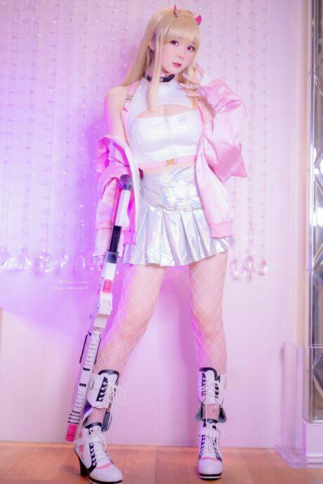 甜美致命！霜月shimo妮姬毒蛇COS粉白造型演绎极致诱惑