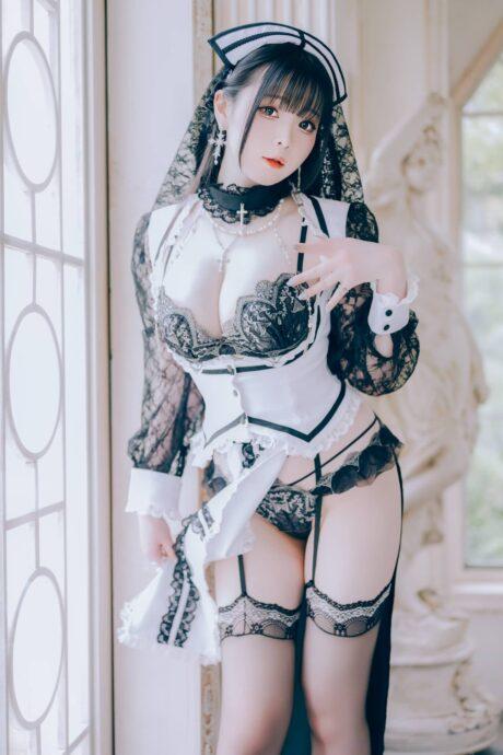 禁忌之美：霜月shimoCOS教堂忏悔夜修女演绎性感与神秘