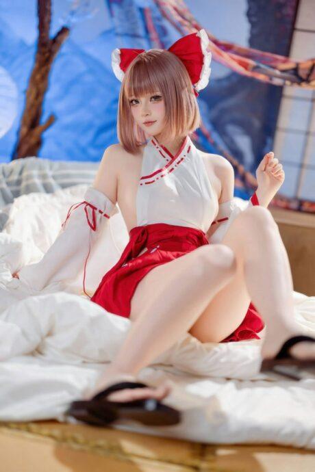 红白相映的灵动魅力：屿鱼Yukako的原创兼职巫女COS作品