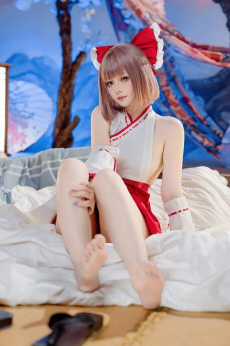 红白相映的灵动魅力：屿鱼Yukako的原创兼职巫女COS作品