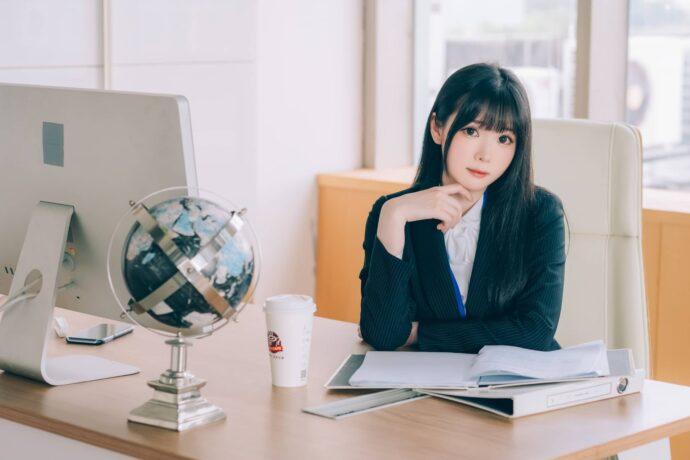 霜月shimoOL女郎COS：带你走进冷艳温柔交织的秘密办公室