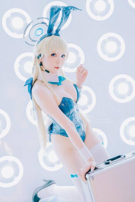 霜月shimo蔚蓝档案飞鸟马时COS：未来科技感十足的兔女郎