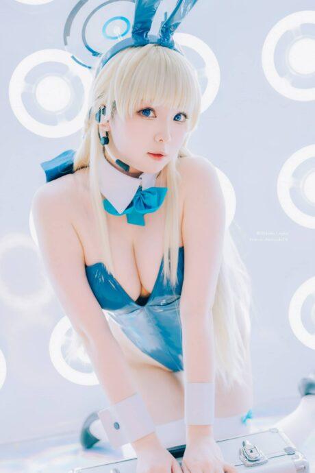 霜月shimo蔚蓝档案飞鸟马时COS：未来科技感十足的兔女郎