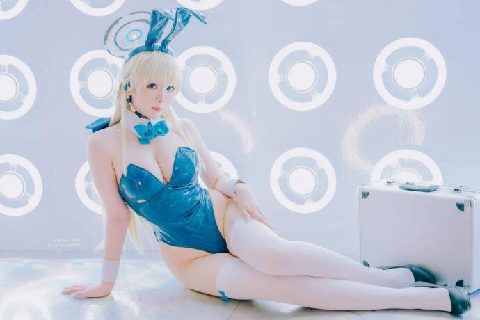 霜月shimo蔚蓝档案飞鸟马时COS：未来科技感十足的兔女郎