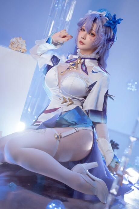 从虚拟到现实：星之迟迟cos完美演绎坎特雷拉的冷艳与高贵