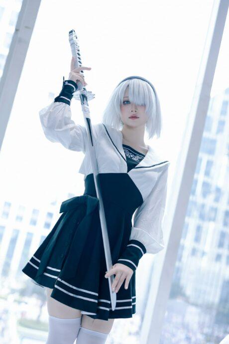 冷艳与信念的交织：屿鱼YukakoCOS尼尔机械纪元中的2B