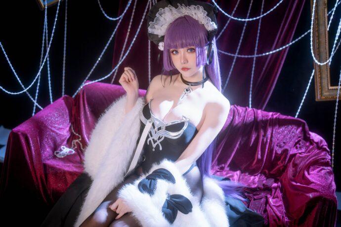 冷艳诱惑与娇羞等待：星之迟迟COS诠释塔什干的经典魅力