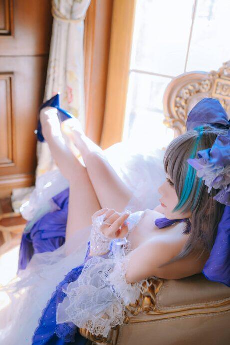 婚纱柴郡COS：日奈娇演绎碧蓝航线皇家舰娘的浪漫与优雅