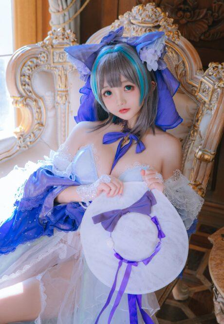 婚纱柴郡COS：日奈娇演绎碧蓝航线皇家舰娘的浪漫与优雅