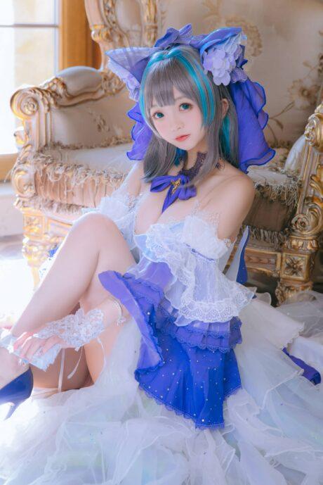 婚纱柴郡COS：日奈娇演绎碧蓝航线皇家舰娘的浪漫与优雅