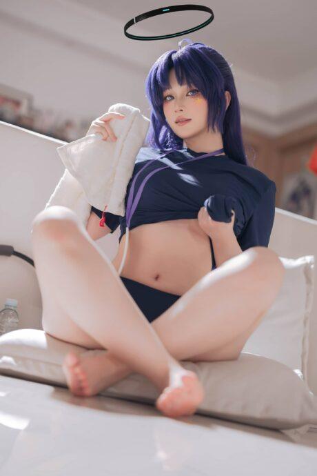 屿鱼Yukako早濑优香COS：演绎健身少女的理性与青春魅力