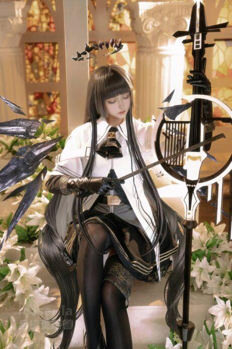 明日方舟阿尔图罗COS：羽生三未带来神秘与优雅的完美交响