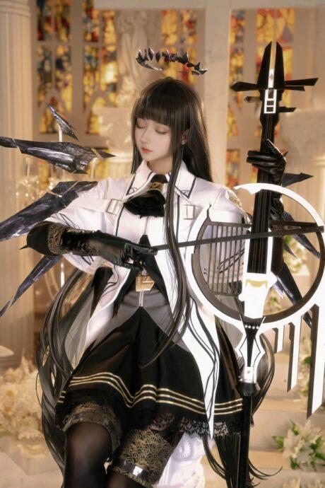 明日方舟阿尔图罗COS：羽生三未带来神秘与优雅的完美交响