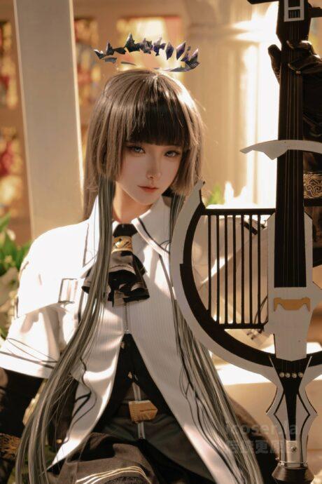 明日方舟阿尔图罗COS：羽生三未带来神秘与优雅的完美交响