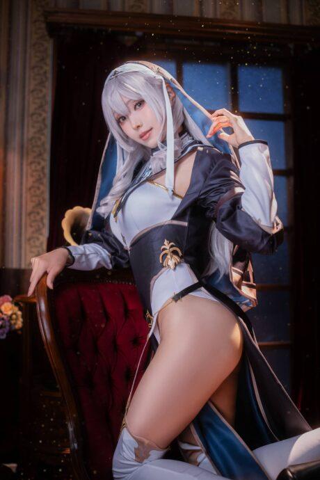 温柔与英气的完美结合：ElyEE子COS白银诺艾尔的骑士风范