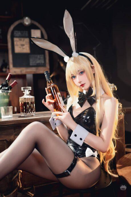 碧蓝航线兔女郎怨仇COS：羽生三未演绎魅惑与神秘的双重魅力