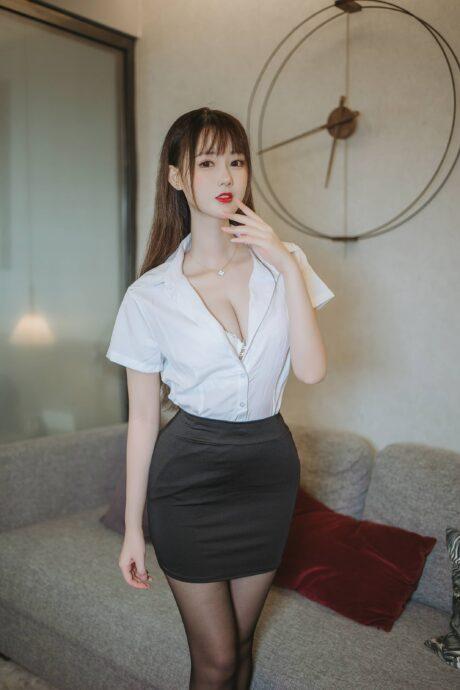 羽生三未原创COS：演绎包臀OL女郎优雅与性感的都市魅力